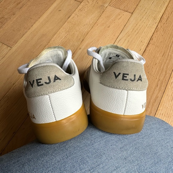 EUC- Veja white sneakers, sz 9 - Picture 4 of 6